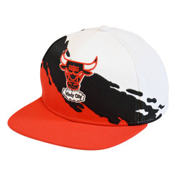 Czapka z daszkiem Mitchell & Ness NBA Paintbrush HWC Chicago Bulls - HHSS2977-CBUYYPPPWHRD