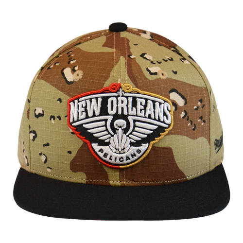 Czapka z daszkiem Mitchell & Ness NBA New Orleans Pelicans Choco Camo - HHSS1101-NOPYYPPPCAMO